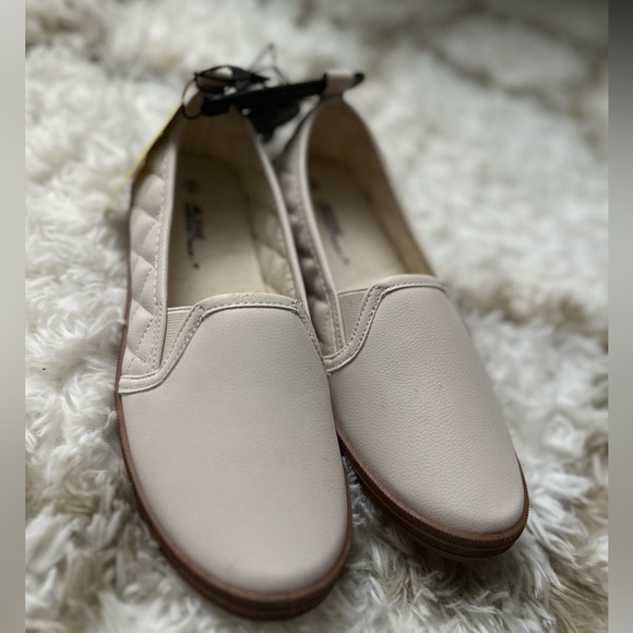 This is a comfort foam slip on shoe, size 6, never worn. Great condition - Picture 2 of 5